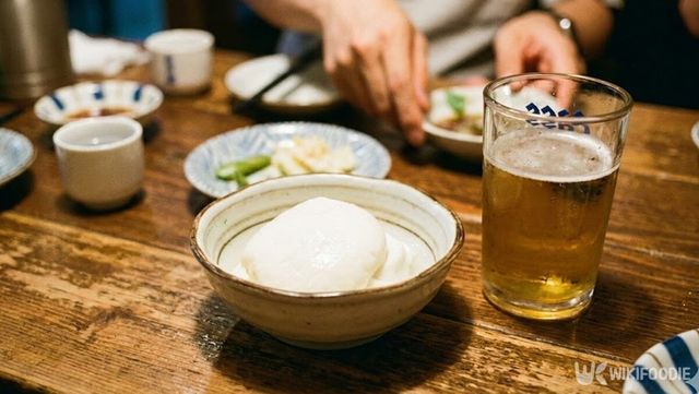 이자카야 테이블 위에 모찌리도후와 맥주가 놓여 있다. / 위키푸디