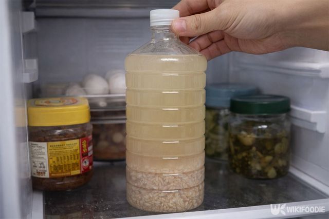 식혜를 냉장고 안에 넣고 있다. / 위키푸디