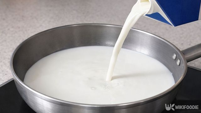 프라이팬에 남은 우유를 붓고 있다. / 위키푸디