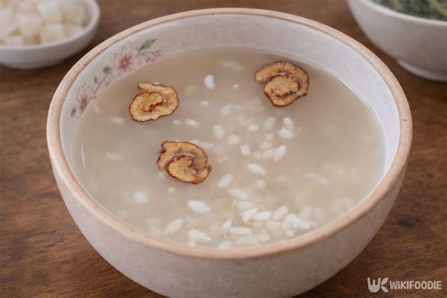식혜가 그릇에 담겨 있다. / 위키푸디