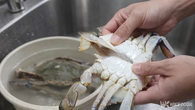 게를 손질하고 있다. / 위키푸디