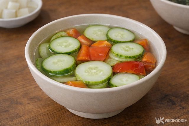 수제 오이 피클이 그릇에 담겨 있다. / 위키푸디