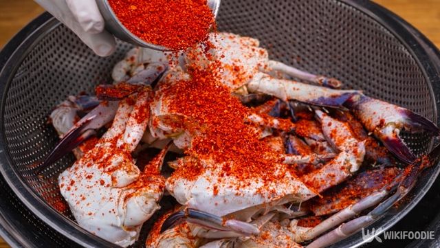 씻은 꽃게에 고춧가루를 넣고 있다. / 위키푸디