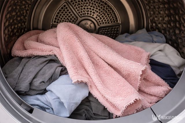 옷들과 헌 수건이 건조대에 넣어진 모습이다. / 위키푸디