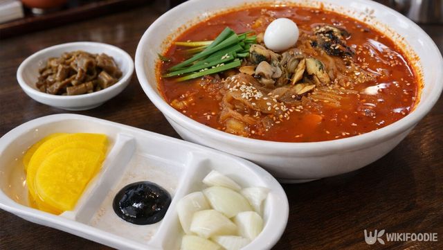 매운 짬뽕과 단무지가 놓여 있다. / 위키푸디