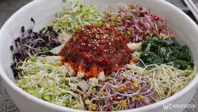 시금치와 브로콜리 싹이 들어간 새싹 비빔밥의 모습이다. / 위키푸디