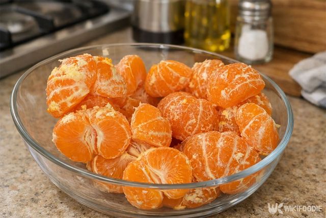 껍질을 깐 귤이 볼에 담겨 있다. / 위키푸디