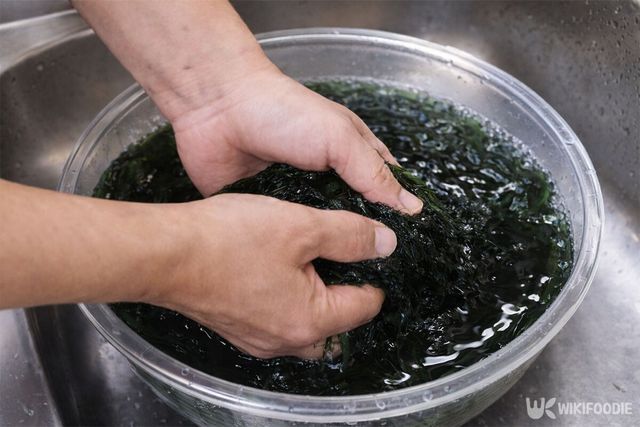 매생이를 물에 씻고 있다. / 위키푸디