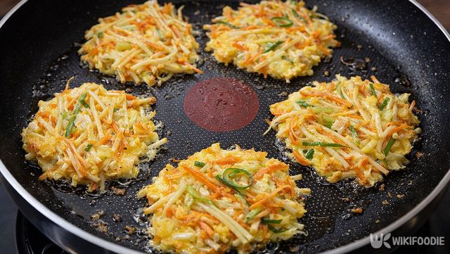 팽이버섯과 각종 채소가 들어간 전을 무치고 있다. / 위키푸디