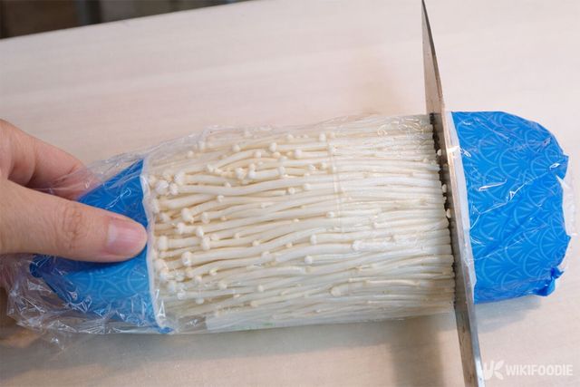 봉지째 팽이버섯을 자르고 있다. / 위키푸디