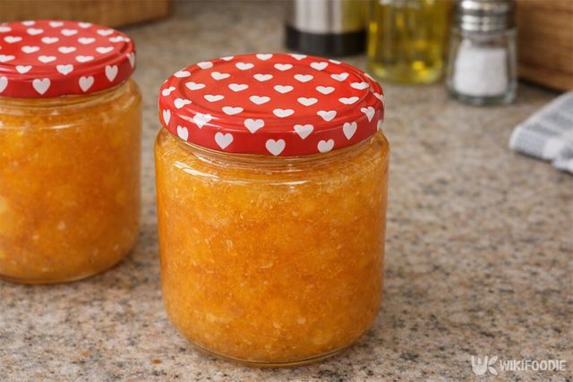 완성된 귤잼이 유리병에 담겨 있다. / 위키푸디