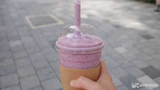 테이크 아웃한 블루베리 스무디를 손에 들고 있다. / 위키푸디