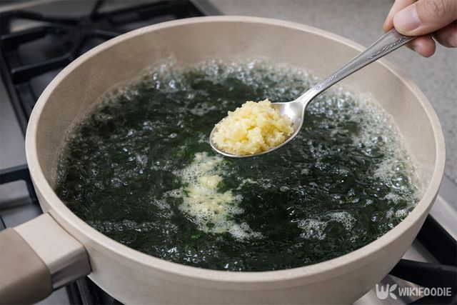 다진 마늘을 넣어 간을 맞추고 있다. / 위키푸디