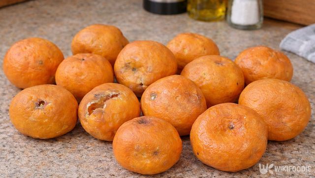 물러터진 귤들이 한가득 놓여 있다. / 위키푸디