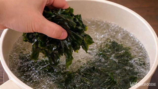 끓는 물에 미역을 넣고 있다. / 위키푸디