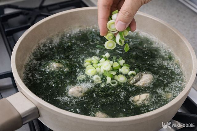 매생이굴국에 대파를 넣고 있다. / 위키푸디