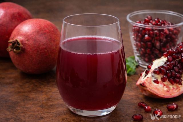 석류 주스와 석류가 식탁에 놓여 있다. / 위키푸디