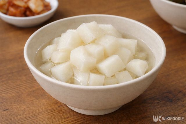 치킨 무가 그릇에 담겨 있다. / 위키푸디