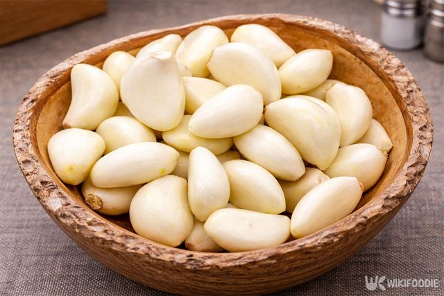 마늘이 한가득 바구니에 담겨 있다. / 위키푸디