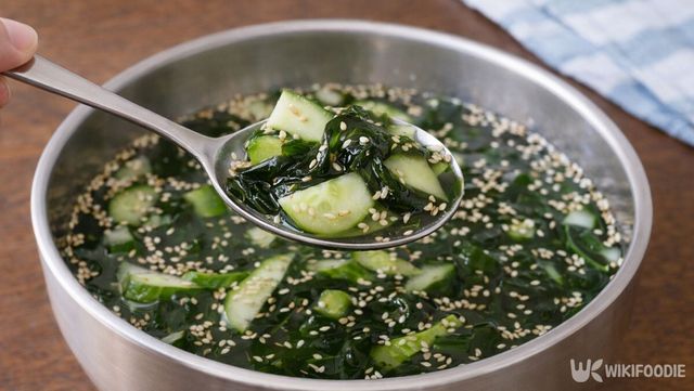 오이 냉국을 숟가락으로 한술 뜬 모습이다. / 위키푸디