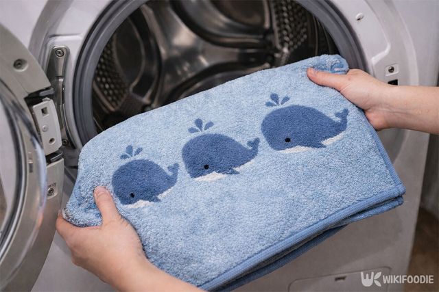 발 매트를 세탁기에 넣고 있다. / 위키푸디