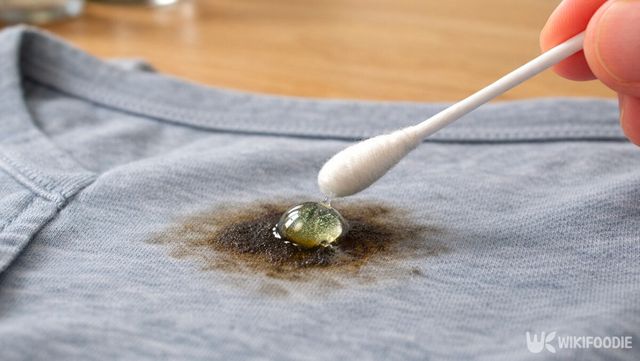 문지르지 않고 세제와 글리세린을 소량 올려두는 처리 과정이다. / 위키푸디