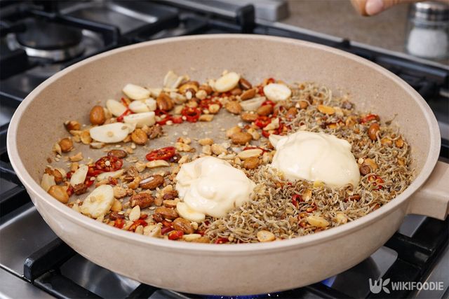 마요네즈를 넣은 모습이다. / 위키푸디