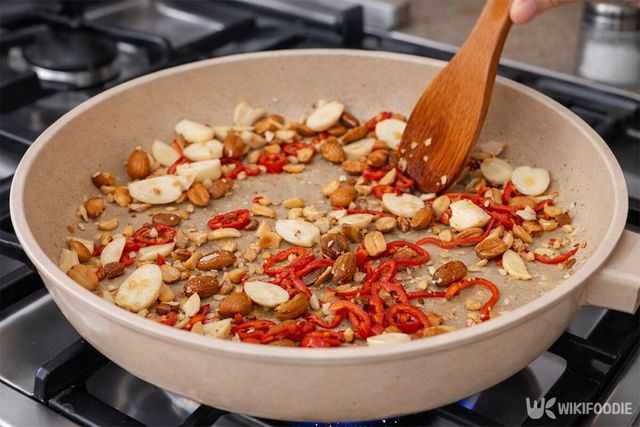 재료들을 넣고 같이 볶고 있다. / 위키푸디