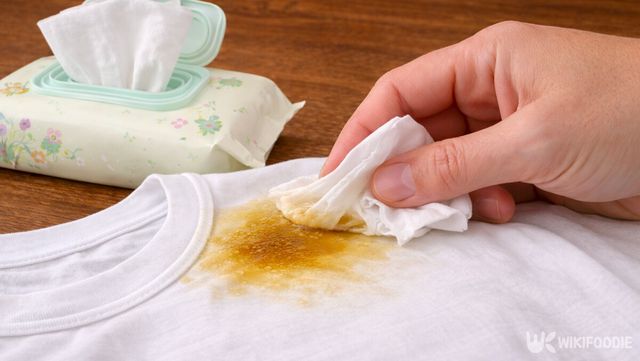 기름 얼룩을 물티슈로 닦고 있다. / 위키푸디