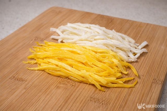 지단을 썰고 있다. / 위키푸디