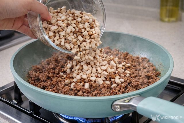 볶은 고기에 다진 버섯을 넣고 있다. / 위키푸디