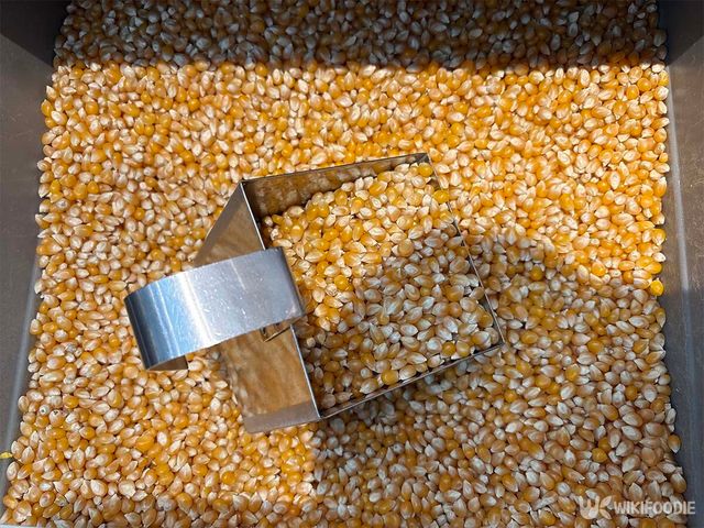 팝콘 옥수수가 한가득 담겨 있다. / 위키푸디