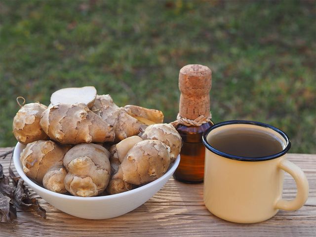 돼지감자와 돼지감자로 우린 차가 나란히 놓여 있다. / ElenVik-shutterstock.com