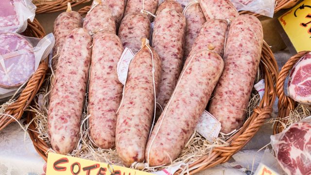 돼지 발로 만든 코테키노 소시지가 바구니에 담겨 있다. / Climber 1959