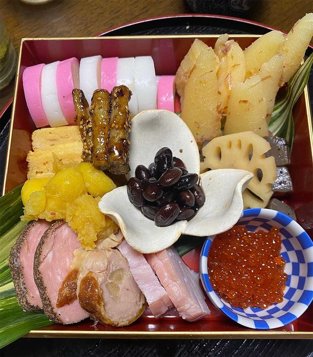 오세치가 통에 담겨 있다. / 39serendipity-shutterstock.com