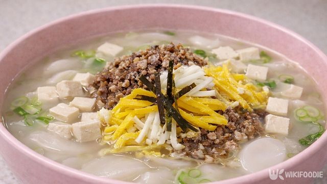소고기와 두부가 올라간 꾸미 떡국의 모습이다. / 위키푸디