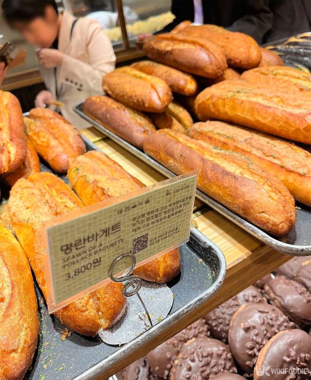 성심당의 인기메뉴 '명란 바게트'가 진열되어 있다. / 위키푸디