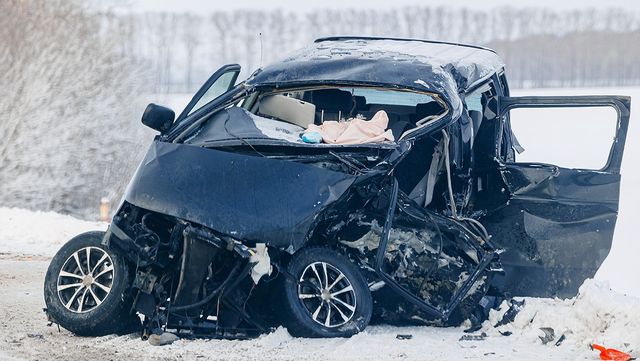겨울철 자동차 사고 현장이다. / Parilov-shutterstock.com