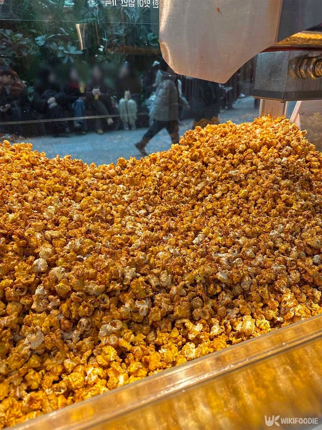 캐러멜 팝콘이 갓 튀겨진 모습이다. / 위키푸디