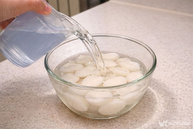 떡을 불리고 있다. / 위키푸디