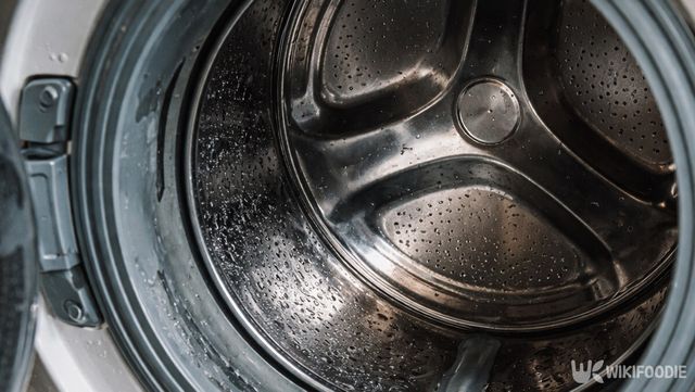 세탁기 내부 세탁조 벽면에 물기와 오염이 남아 있다. / 위키푸디