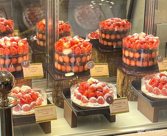 성심당 케이크 부티크 진열대에 딸기시루와 딸기 타르트가 놓여 있다. / 위키푸디