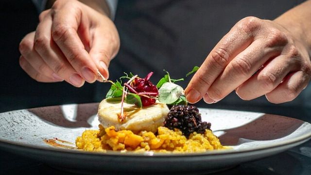 고급 요리를 플레이팅하는 요리사의 손이다 / Amh Fx-shutterstock.com