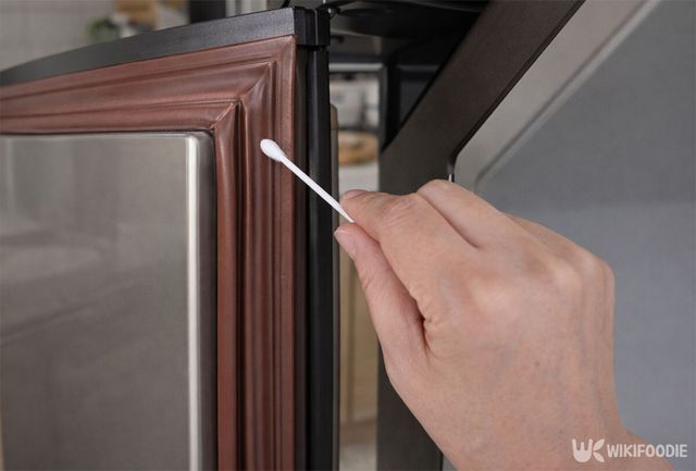 김치 냉장고 고무 패킹을 면봉으로 닦고 있다. / 위키푸디