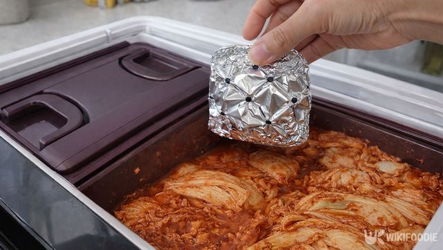 빵을 감싼 포일을 김치냉장고에 넣고 있다. / 위키푸디