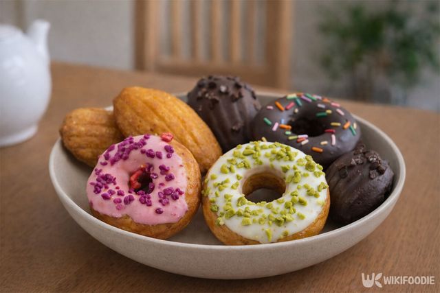 설탕이 가득한 도넛, 마들렌이 접시에 담겨 있다. / 위키푸디