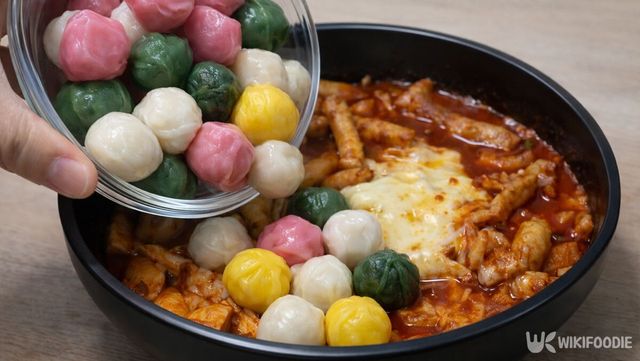 떡볶이에 꿀떡을 넣고 있다. / 위키푸디