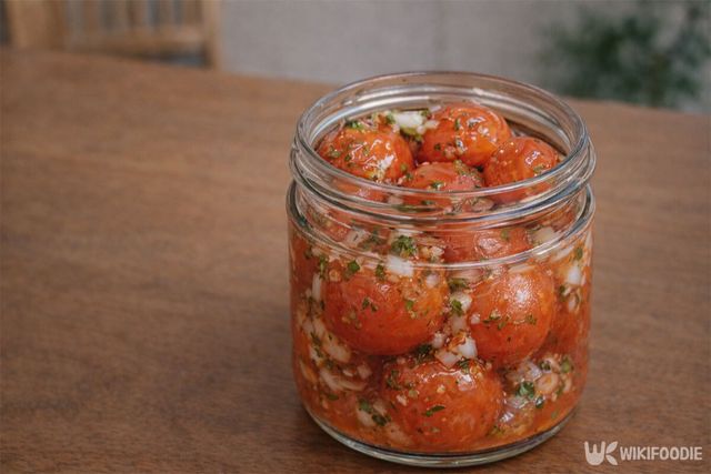 토마토 마리네이드가 담긴 병이 식탁에 놓여 있다. / 위키푸디