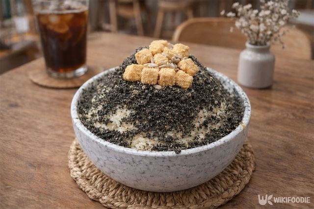 흑임자와 인절미로 만든 빙수가 카페 테이블에 놓여 있다. / 위키푸디