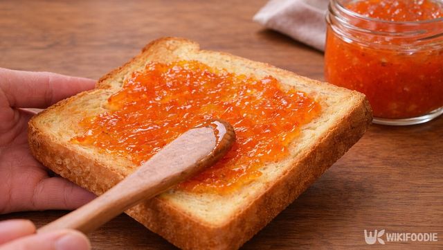 자몽 잼을 식빵에 바르고 있다. / 위키푸디